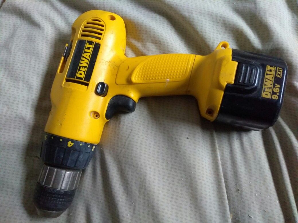 DEWALT DRILL 9.6 VOLT. NO CHARGER READ DETAILS