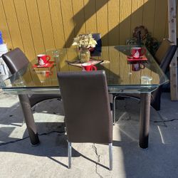 BEAUTIFUL DINING SET WITH 4 Chairs  $200