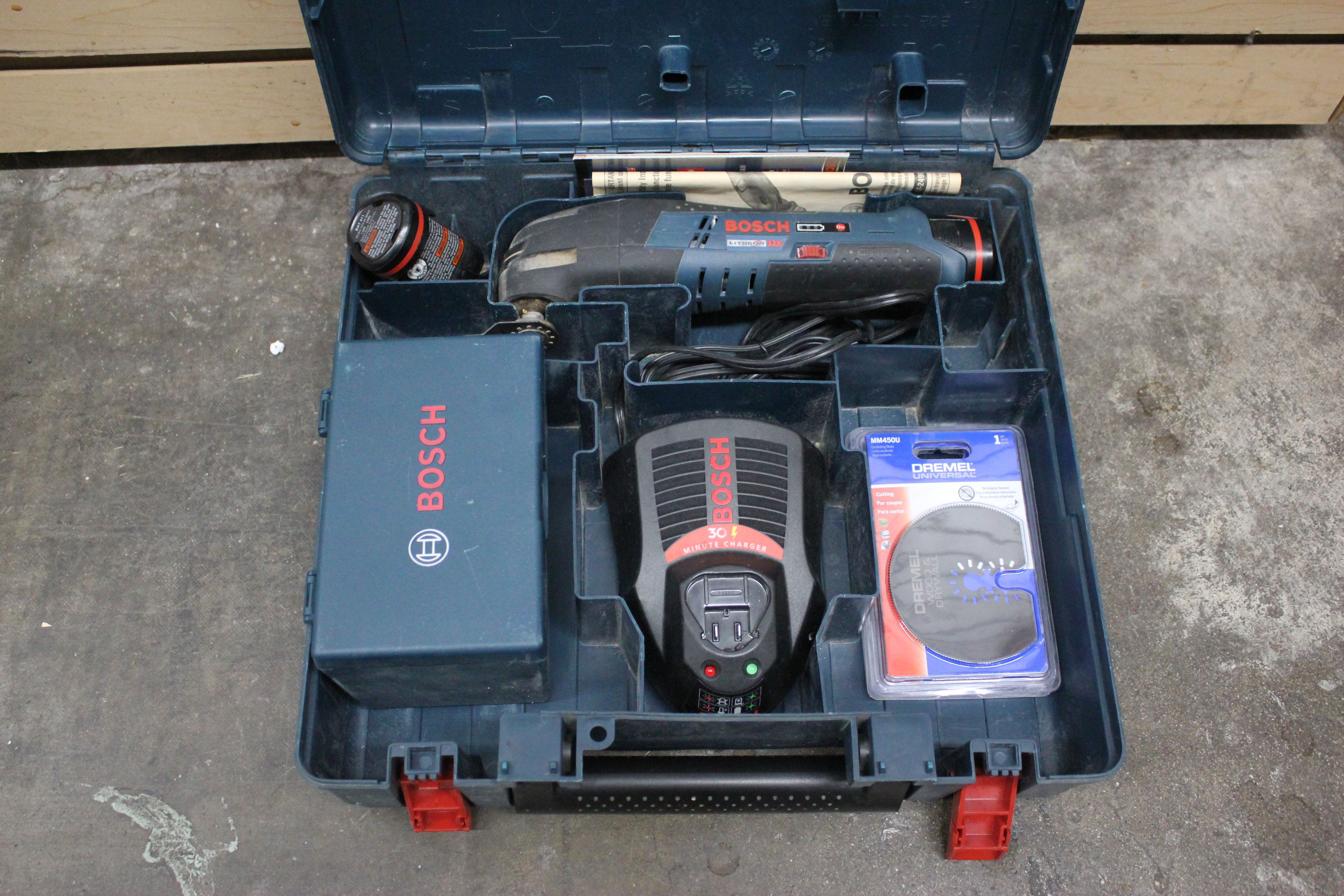 Bosch PS50 12V Cordless Oscillating Multi Tool W/2 Battery, Charger & Attachments