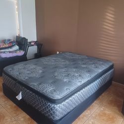 Queen Size Bed And Bed Base. No Pets, No Stains,  No Smoking Environment. Must Be Able to Pick Up. Thank You.💕