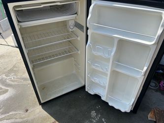 Mini fridge TAKING BEST OFFER ACEPTO OFERTAS