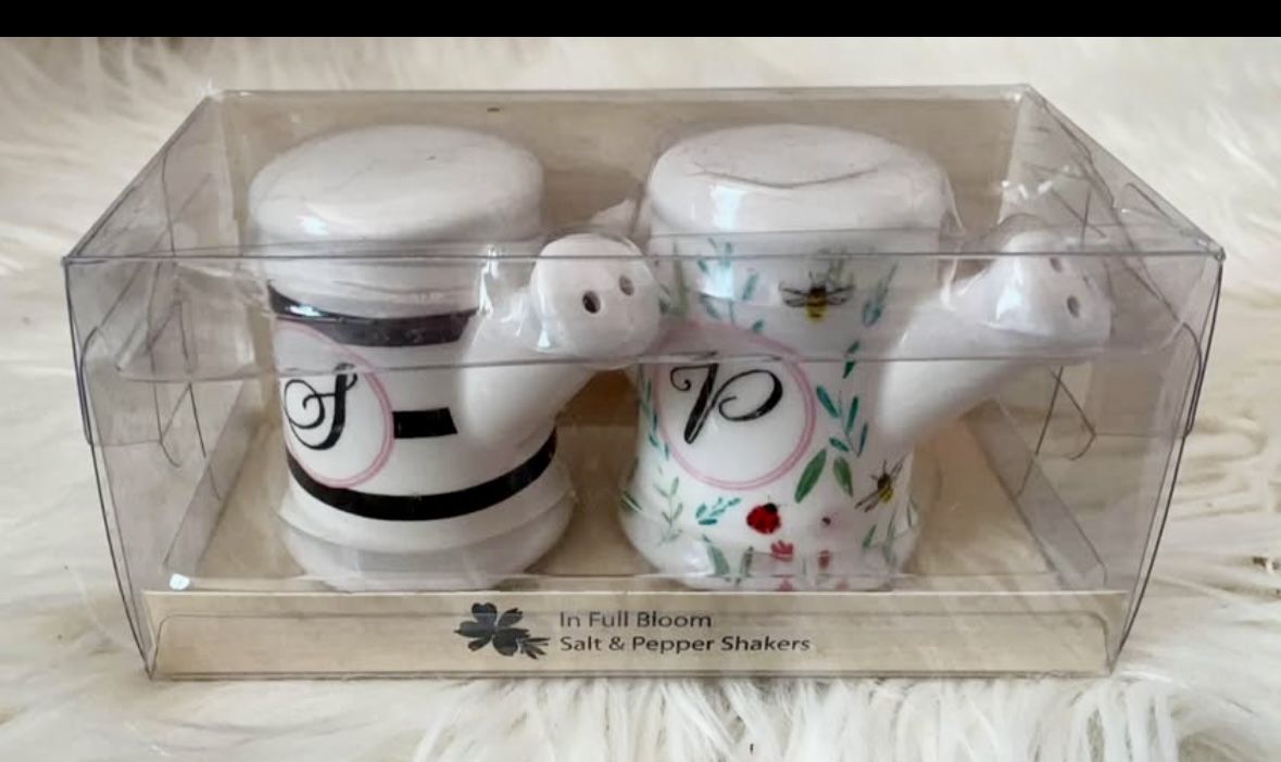 Cracker Barrel watering cans salt & pepper shakers