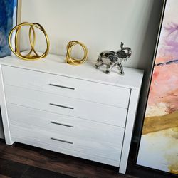Beautiful 4 Drawer Dresser 