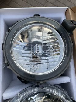 2020 Jeep Wrangler Stock Headlights 2