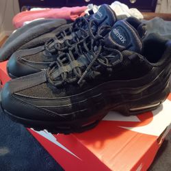 MENS SIZE: (9.5)      **NIKE AIRMAX '95's: TRIPLE BLACK** (•SUPER CLEAN •ODOR FREE •8.5/10 CONDITION)   $$80 FIRM 