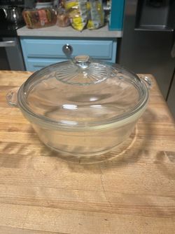 Vintage Pyrex ‘40s 2-quart clear lidded dish