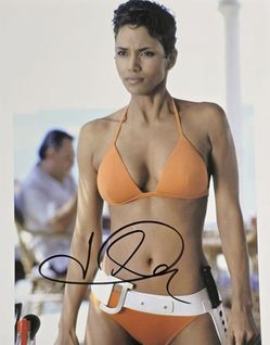 HALLE BERRY BOND GIRL ORIGINAL HAND SIGNED AUTOGRAPHED 8x10 PHOTO MINT NEW w/COA