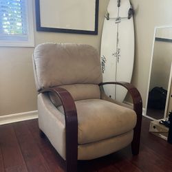 Recliner Chair / Sofa / Like New / Full Recline 