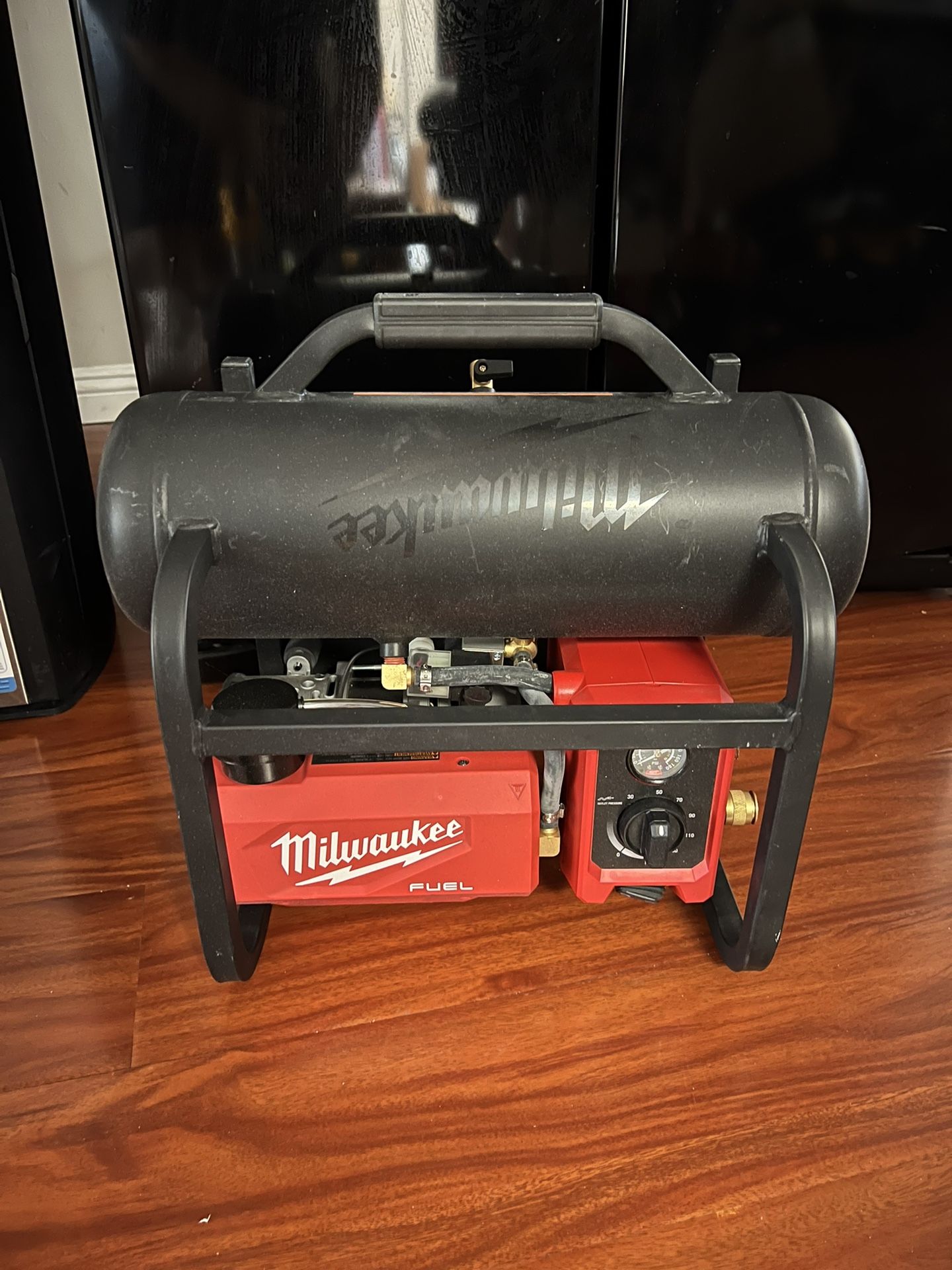 Milwaukee M18 FUEL 18-Volt Lithium-Ion Brushless Cordless 2 Gal. Electric Compact Quiet Compressor (Tool-Only)