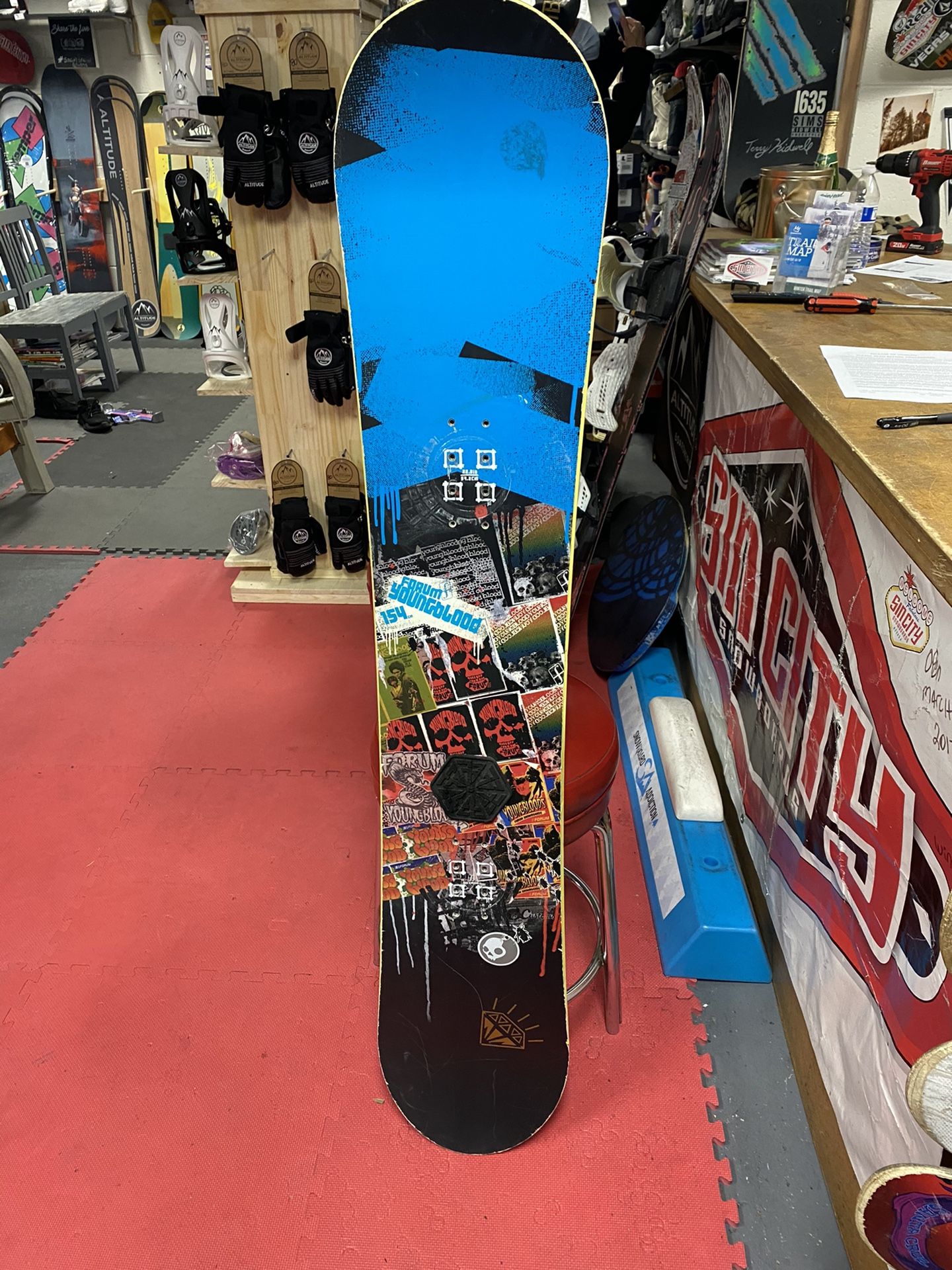 Forum youngblood 154 snowboard certified with warranty