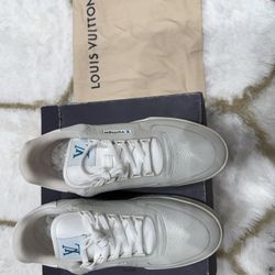 Louis Vuitton Sneaks Size 7.5