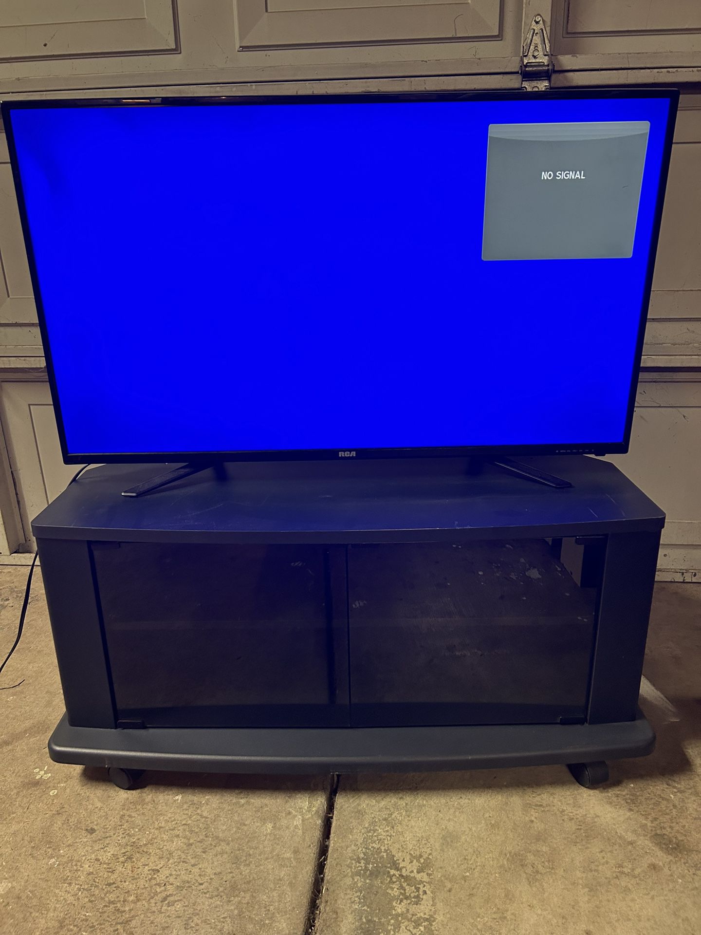 40” Inch LED FHD TV And Tv Stand (No Remote)