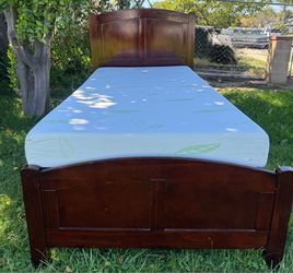 Nice twin bed with good mattress set
