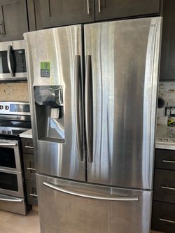 Refrigerator Samsung, and matching Samsung stove
