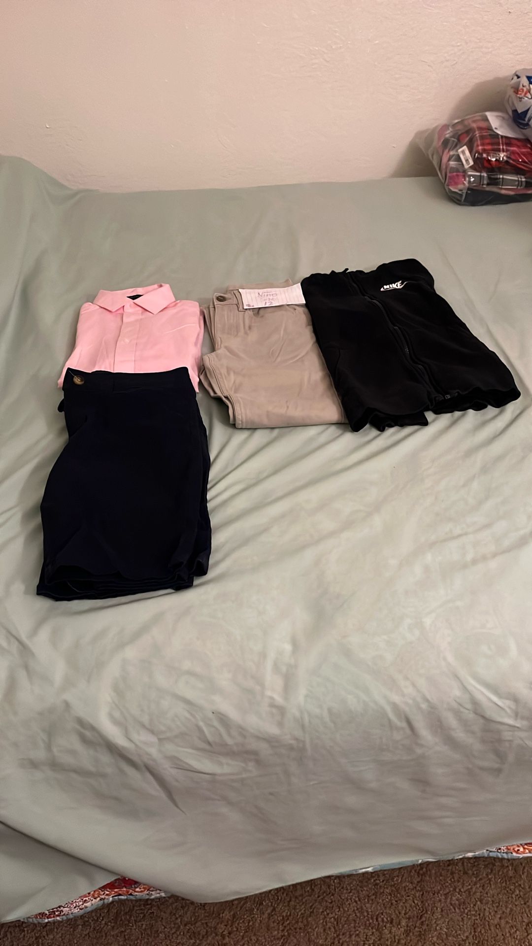 Ropa para niño. Talla 12. 5 Piezas. ( 1camisa manga Larga 2 Shorts 1 Pantalón Y 1 Chamarra con Capucha ) $ 4 dlrs.