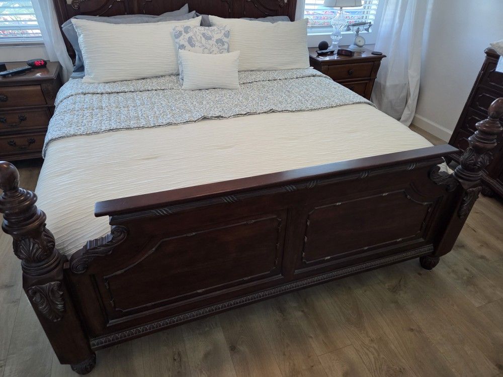 Broyhill Signature Series Bed Room Set. Solid Wood