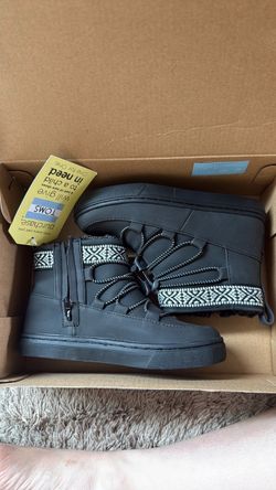 New Kids Toms fleece lined boots size 12