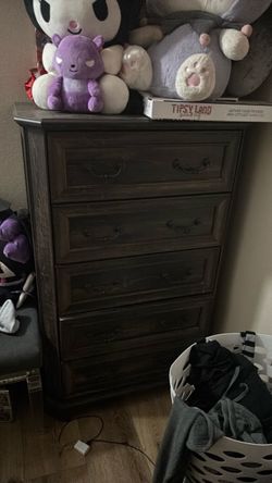 Dresser 5