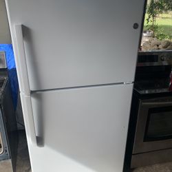 GE REFRIGERATOR  33”
