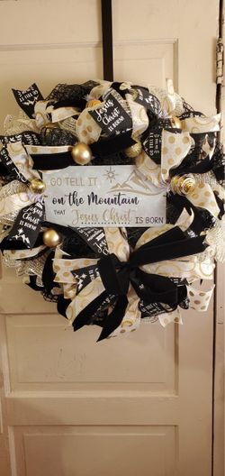 “Go tell it on the mountain that Jesus Christ is born” black and gold Christmas wreath