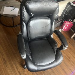 Moving Sale Comfy Gamer Chair Black