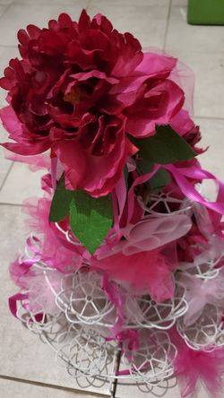Beautiful Withe Wire Cup Cake Holder. Holds 20 muffins.