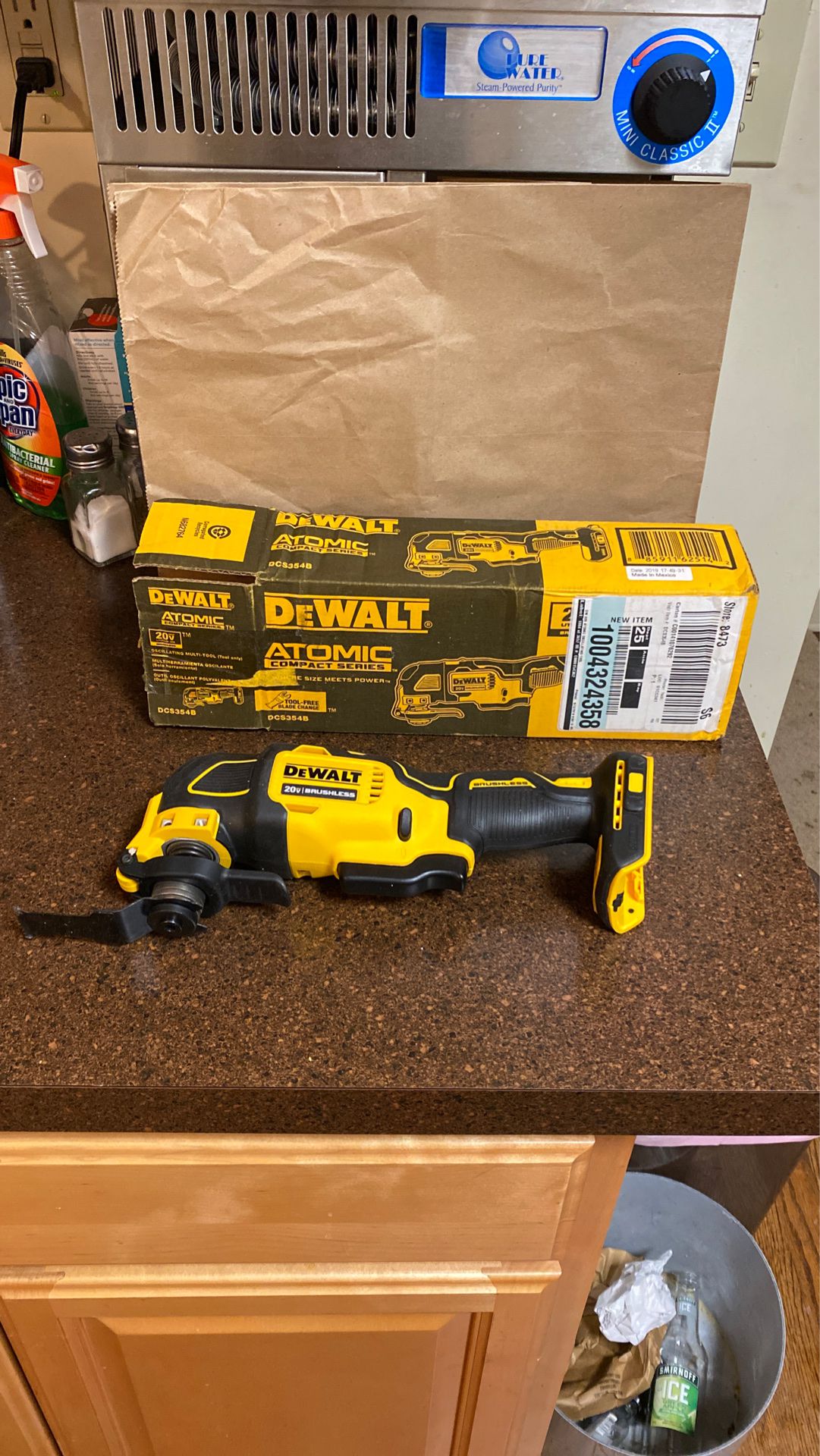 Dewalt oscillating multi tool (tool only ) new in box taken for photo only never used