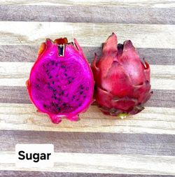 Cutting dragón fruit 