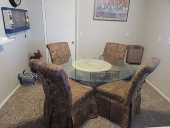 Elegant Glass Top Table And Pedestal With 4 Chairs