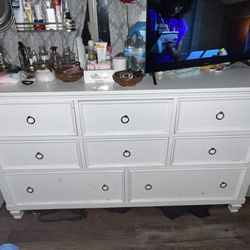White 8 Drawer Dresser W Mirror(pick Up Only )  