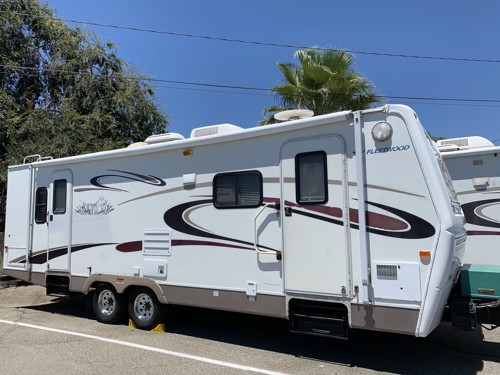 2005 prowler regal 29ft with large slide out