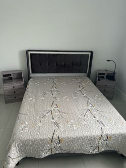 Cama queen con 2 mesitas y colchón