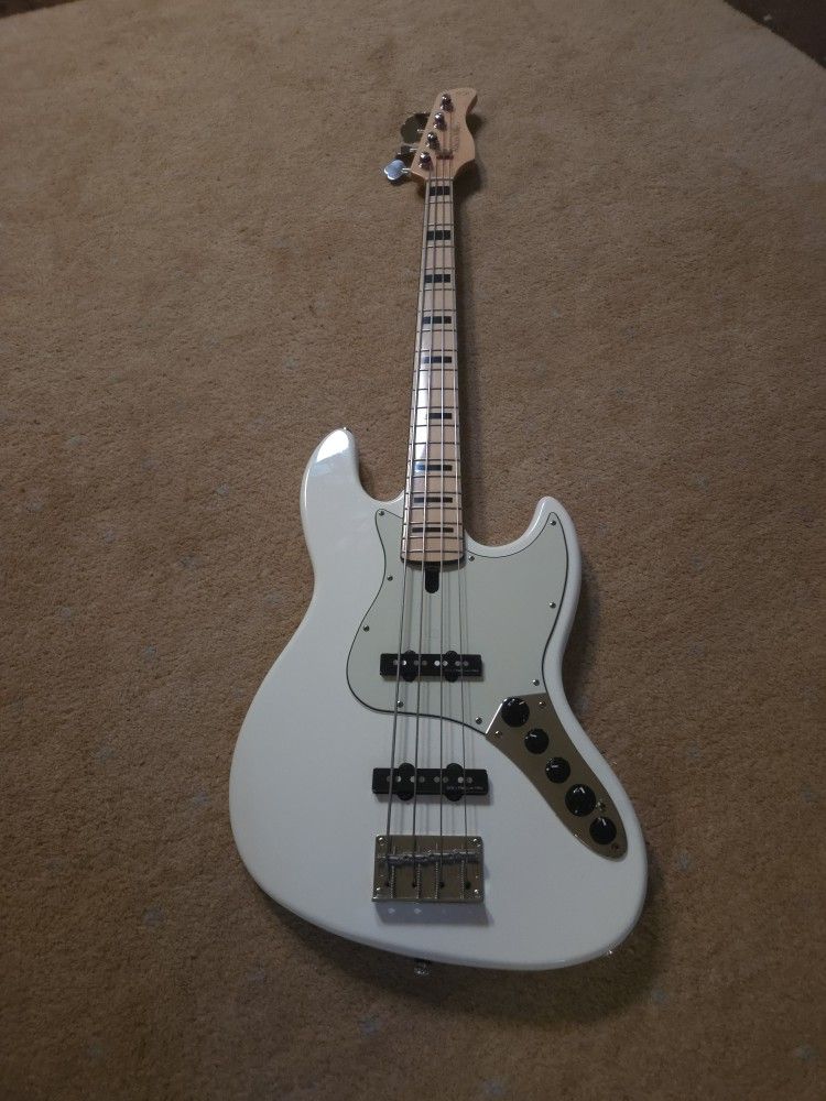 MARCUS MILLER V7 JAZZ BASS NEAR FLAWLESS IN WHITE