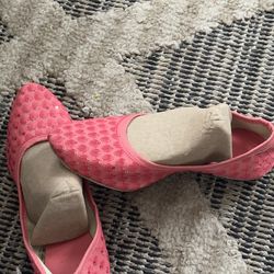 WOMENS PINK CASUAL SHOES IN A SIZE 7 VERY LIGHT AND COMFY FOR ALL DAY WEAR