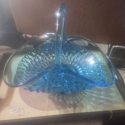 taxes included (where applicable)
Vintage Tiara Exclusives Horizon Blue Diamond Point Glass Basket
