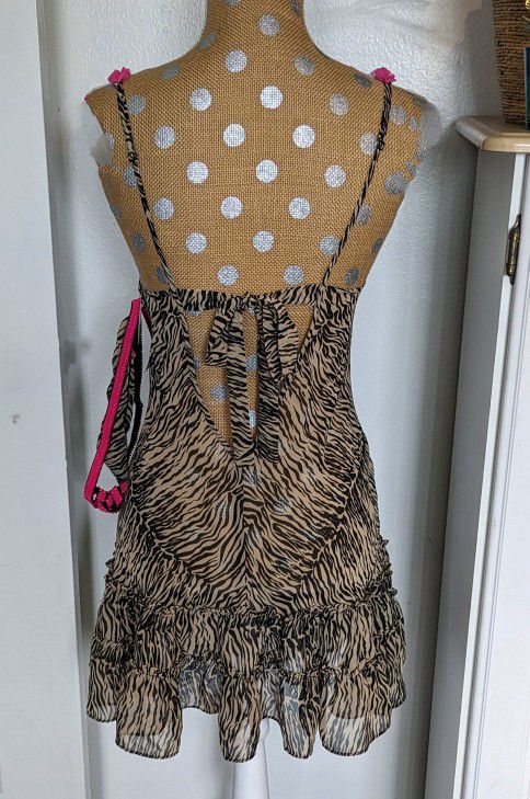 Betsey Johnson Intimates animal print slip dress ✨Has a tie at the back ✨Ruffled bottom ✨Pink, frilly detail around straps
Tan Black Size Medium New 
