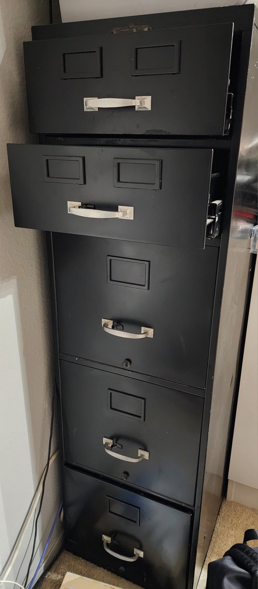 3 Big Drawers and 2 Smaller Drawers 
