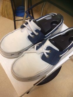 Men crose shoes