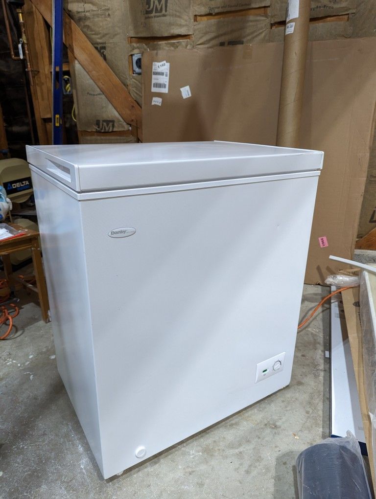 Like New Danby Diplomat DCF050B1WM 5.0 Cu.Ft. Garage Ready Chest Freezer

