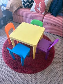Plastic kids table and 4 chairs
