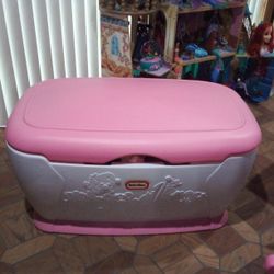 LITTLE TIKES TOY BOX FOR SALE. VERY BIG. LIKE NEW CONDITION