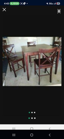 High Table With 4  Bar Stools