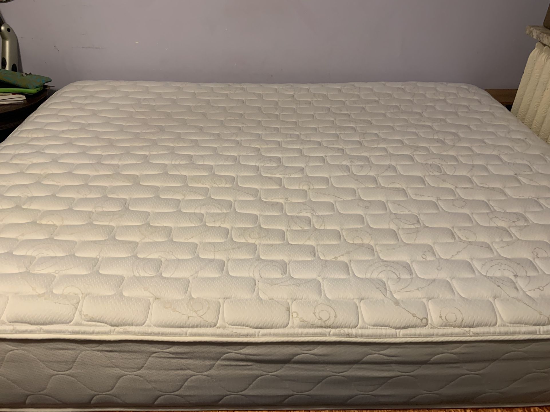 Queen size mattress in great condition want it gone today was over 800 bucks