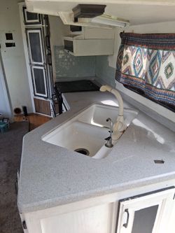 Clean title 1994 5th wheel w tipout