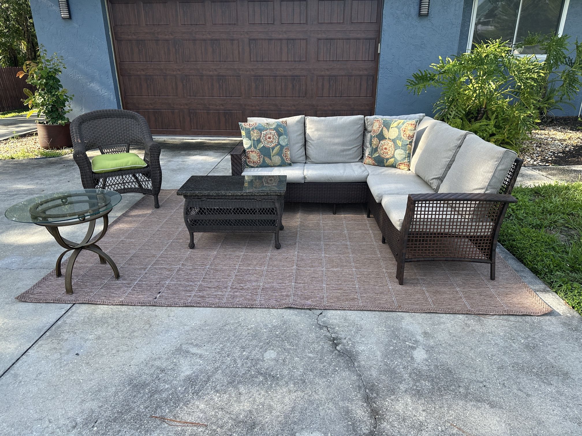 GREAT LOOKING OUTDOOR PATIO SET