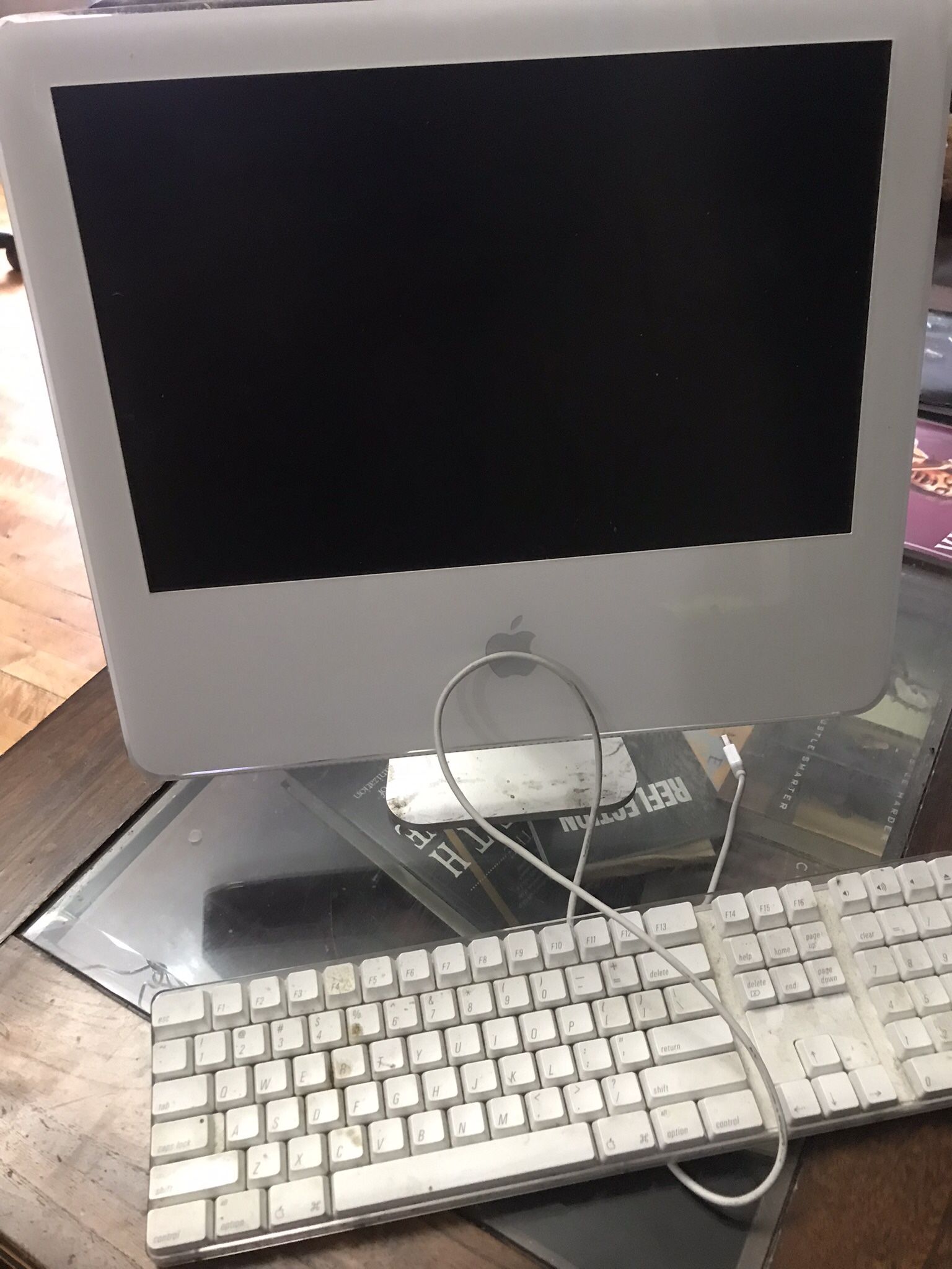Apple iMac 1.6 GHz PowerPC 970 G5 Monitor 17” Model A1058 with Keyboard (No Power Cord Selling As)
