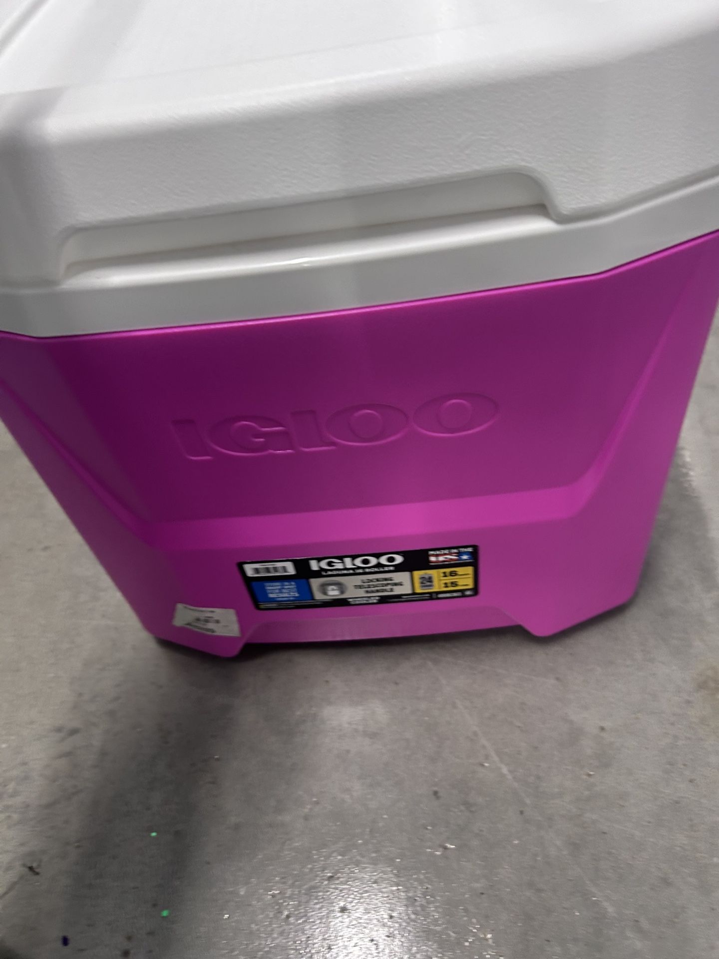 Igloo Cooler With Telescoping Handle