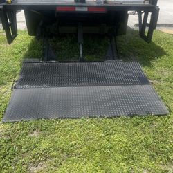 2015 ISUZU NPR HD Box Truck + Liftgate 18’