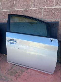 FRONT RIGHT SIDE DOOR 2010-2015 TOYOTA PRIUS 3ER GENERATION (SILVER COLOR) SCRATCHES.