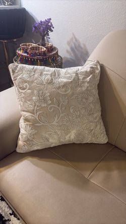 2 pieces pillow decorations